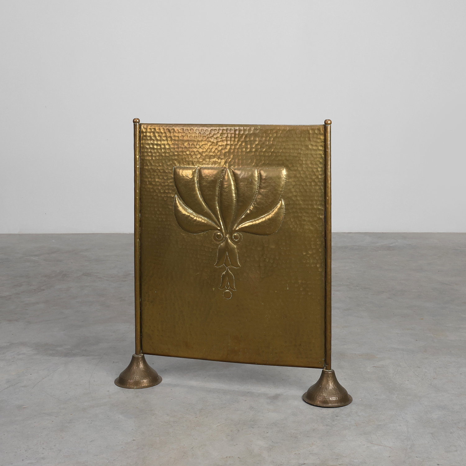 Elegant Art Deco hammered Copper Fireplace Screen, France 1920s-img